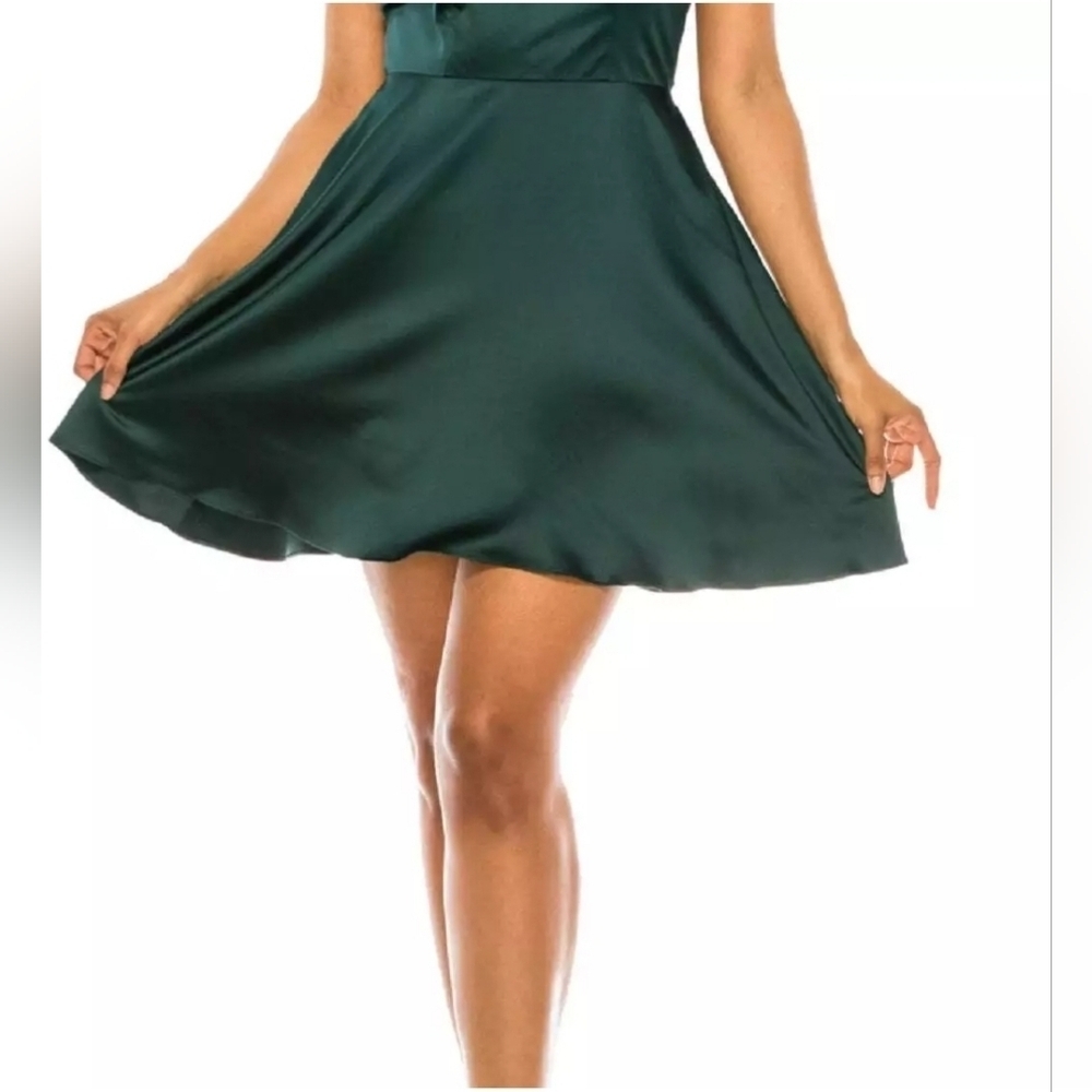 B Darlin Junior's Emerald Green Satin Skater Dress Pockets V-Neck Size 7/8 - Picture 3 of 15